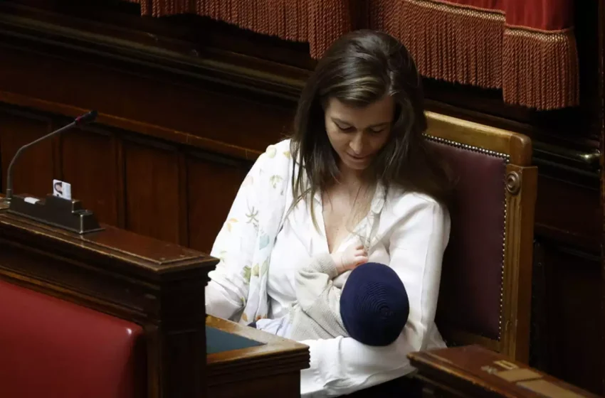  Ιταλία: Βουλεύτρια θήλασε το μωρό της μέσα στο κοινοβούλιο (vid)