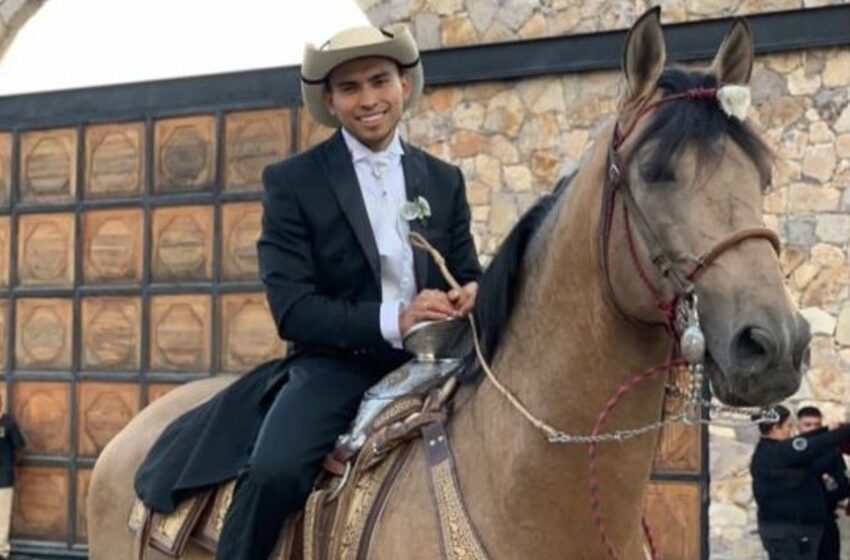  Πινέδα: Πήγε στο γάμο του πάνω σε άλογο