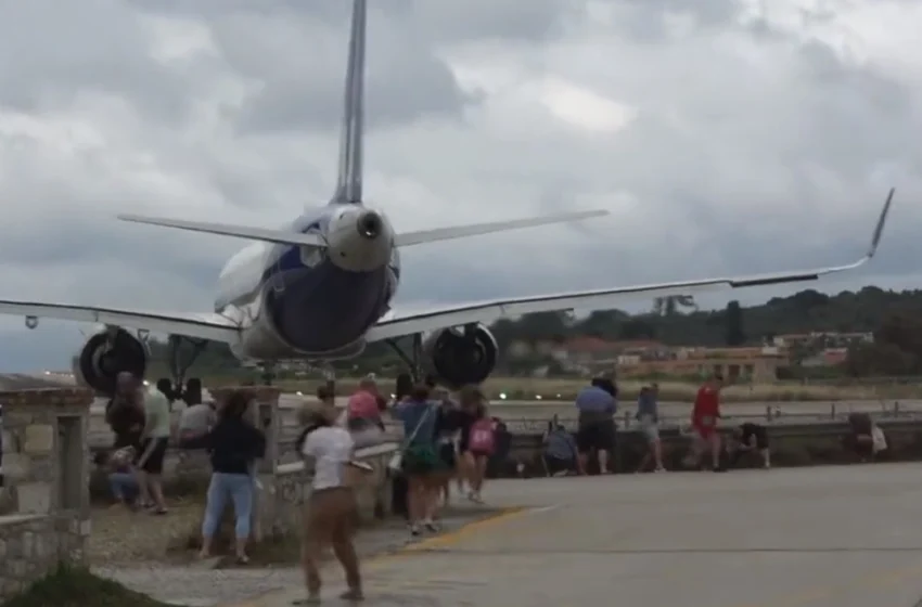  Σκιάθος: Βίντεο-θρίλερ με τουρίστες και ντόπιους από την απογείωση αεροσκάφους