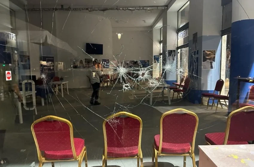 Βόλος: Επίθεση σε εκλογικό κέντρο της ΝΔ από κουκουλοφόρους – “Δεν μας τρομάζουν” (εικόνες)