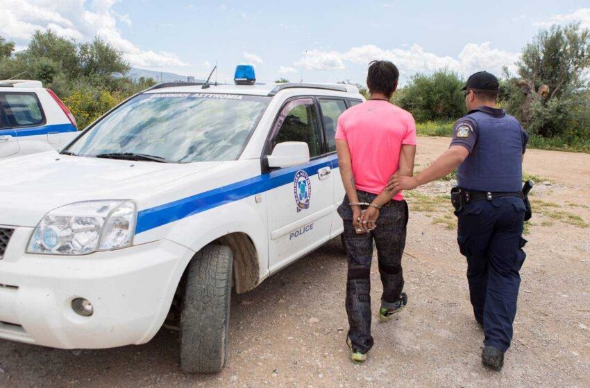  Θεσσαλονίκη: Συνελήφθη 23χρονος για μεταφορά μεταναστών – Οδηγούσε σαν τρελός, προσπάθησε να κρυφτεί στα χωράφια  