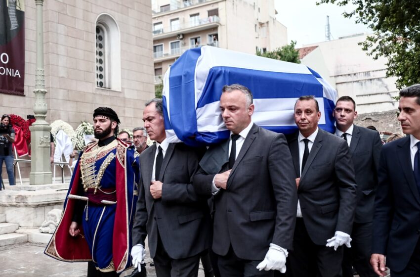  Γιάννης Μαρκόπουλος: Σε κλίμα οδύνης η κηδεία του – “Αθάνατος” φώναζαν στο λαϊκό προσκύνημα