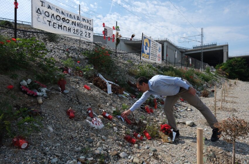  Στα Τέμπη ο Τσίπρας – Άφησε λουλούδια στον τόπο της τραγωδίας