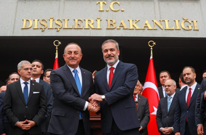  Τουρκία: Αλλαγή φρουράς στο ΥΠΕΞ – Τέλος ο Τσαβούσογλου – Ανέλαβε ο πρώην διοικητής της ΜΙΤ