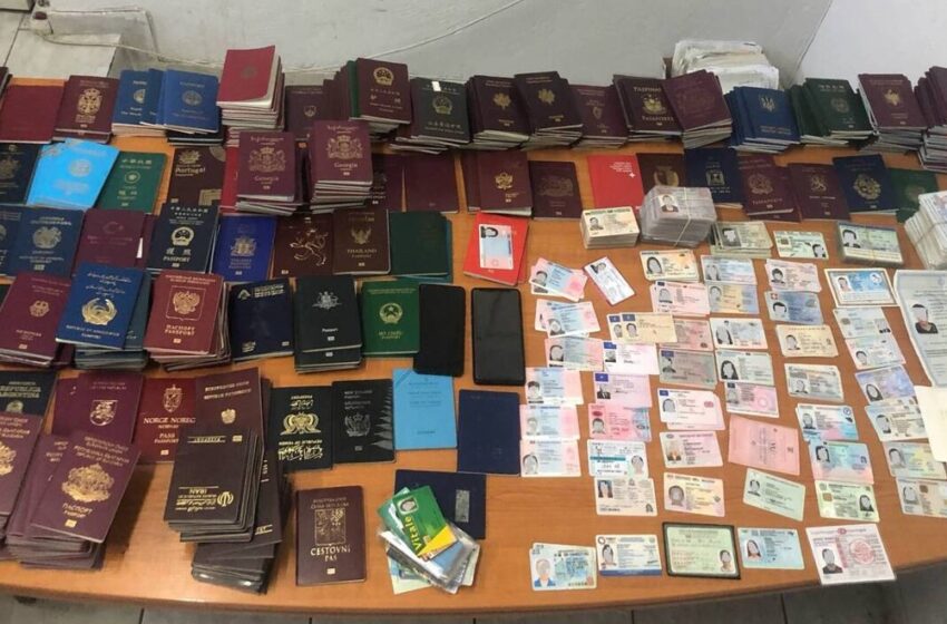  Αθήνα: Εξαρθρώθηκε συμμορία πλαστογράφων – Βρέθηκαν δεκάδες πλαστά διαβατήρια και μηχανήματα  