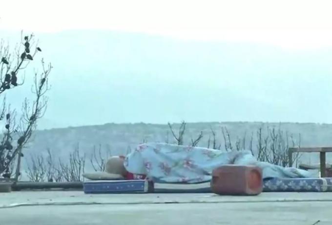  Συγκλονιστική εικόνα: Άνδρας κοιμάται στην ταράτσα του καμένου του σπιτιού