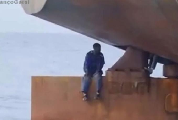  Απίστευτο: Mετανάστες διέσχισαν τον Ατλαντικό κρυμμένοι σε πηδάλιο πλοίου