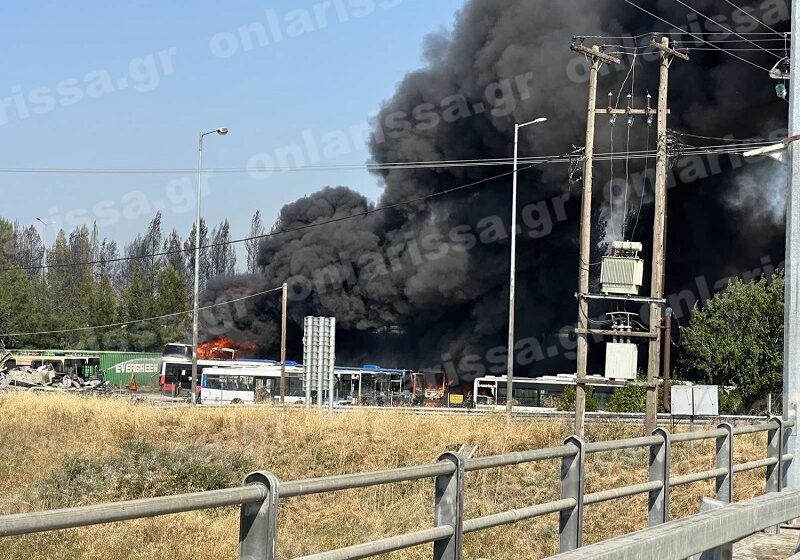  Φωτιά στη Λάρισα: Καίγονται σταθμευμένα λεωφορεία στον κόμβο Πλατυκάμπου