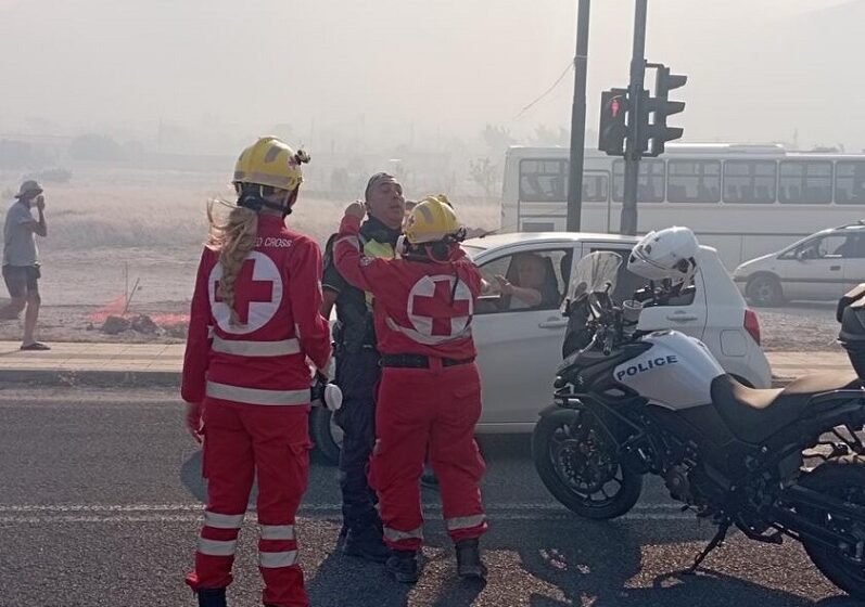  Στη μάχη της πυρκαγιάς και οι εθελοντές του Ερυθρού Σταυρού στον Κουβαρά
