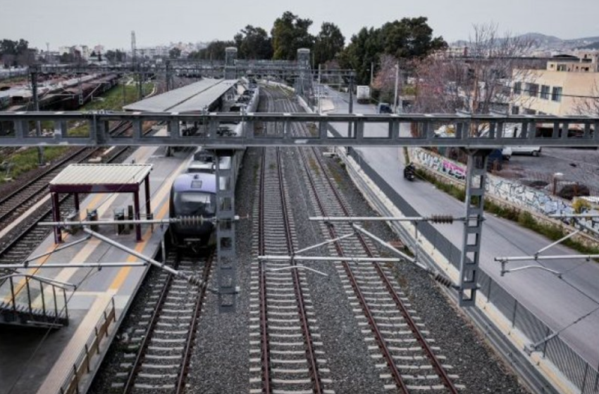  Προαστιακός Θεσσαλονίκης: Συρμός “έμεινε” στην Λεπτοκαρυά – Υπό κατάρρευση το τροχαίο υλικό του σιδηροδρόμου