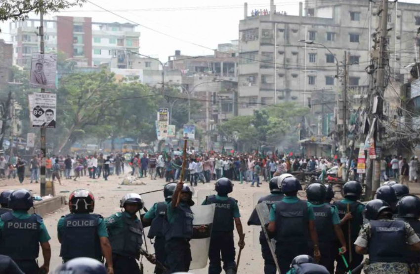  Χαμός στο Μπανγκλαντές: Συγκρούσεις διαδηλωτών με την αστυνομία – Ζητούν την παραίτηση του πρωθυπουργού
