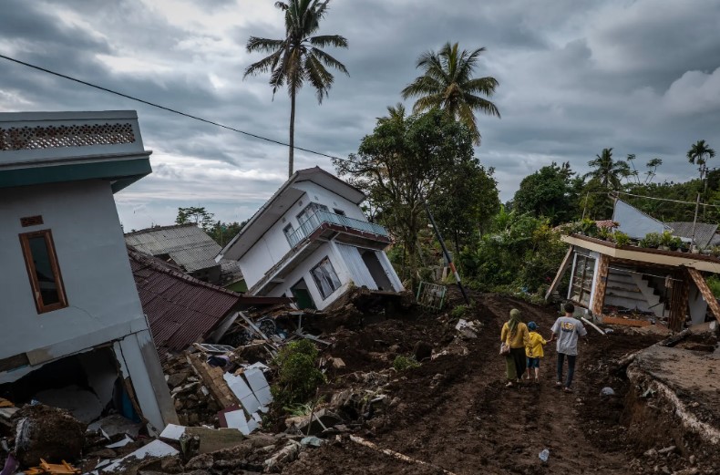  Σεισμός 6,4 βαθμών στην Ινδονησία: Τουλάχιστον ένας νεκρός και 10 τραυματίες – Μεγάλες καταστροφές