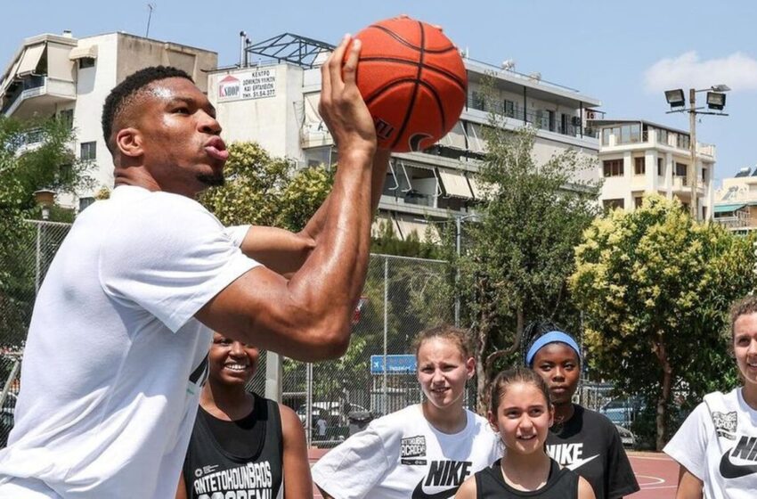  Ο Γιάννης Αντετοκούνμπο επέστρεψε στα Σεπόλια και έπαιξε μπάσκετ με παιδιά (εικόνες)
