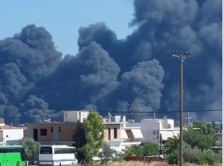  Φωτιά στον Ασπρόπυργο: Καίει δίπλα σε βυτία, ακούγονται εκρήξεις – Μήνυμα 112 στους κατοίκους της περιοχής