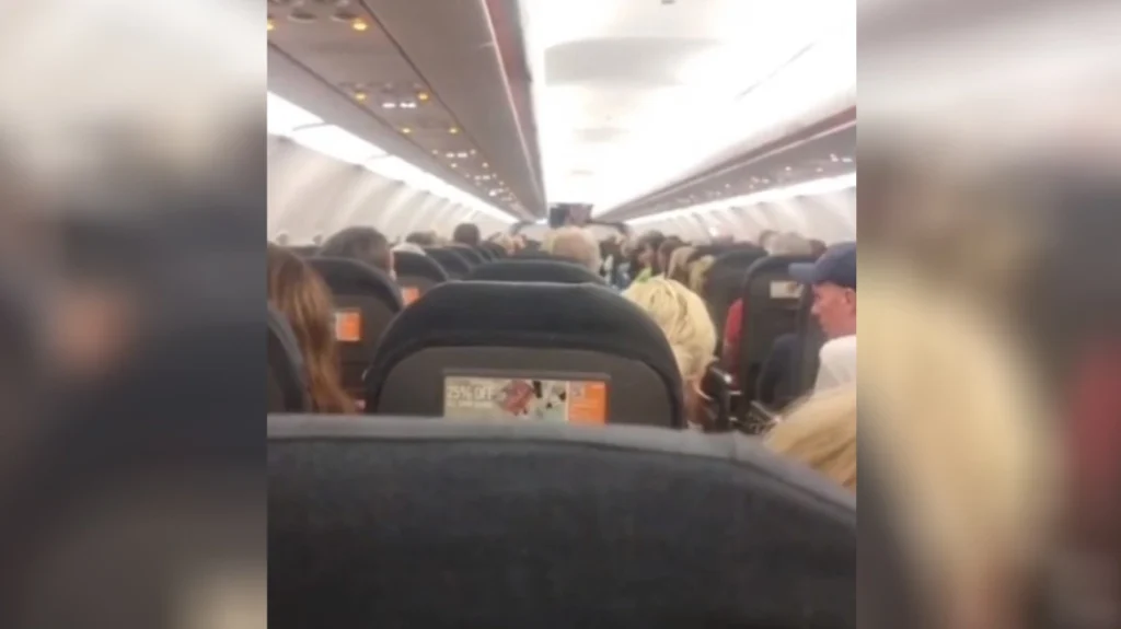 easyjet ptisi epivates aeroplano