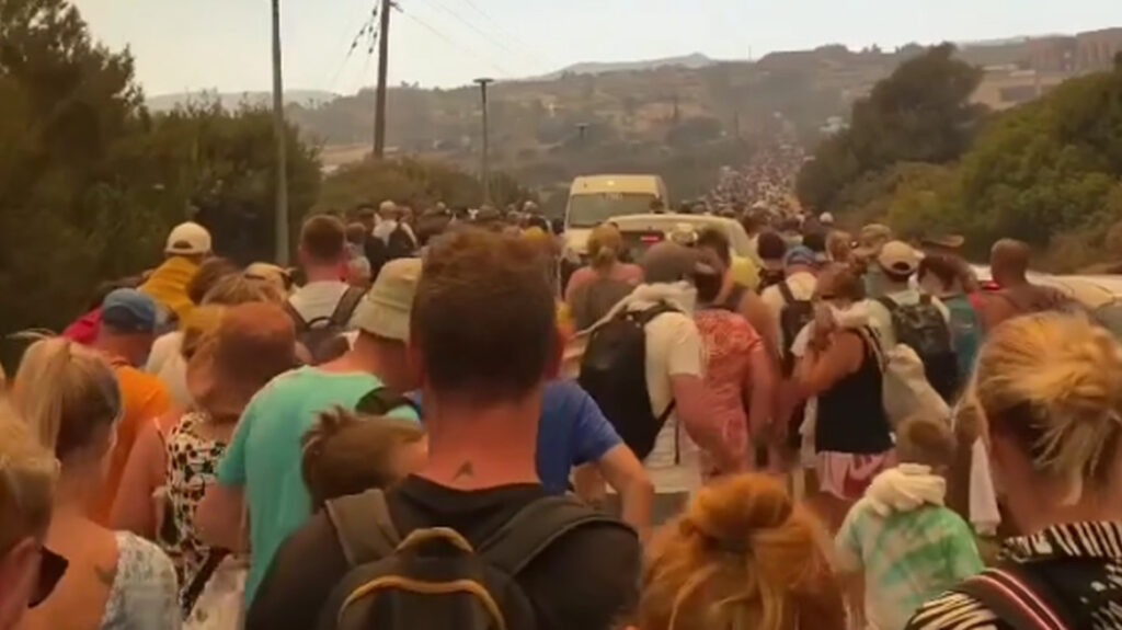 Έκτη ημέρα πύρινης κόλασης στη Ρόδο - Χιλιάδες άνθρωποι στο δρόμο – Ενισχύθηκαν οι δυνάμεις της πυροσβεστικής 5 ekkenosi rodos m