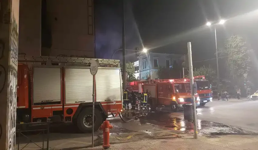  Φωτιά στο παλιό κτίριο του ΙΚΑ στην πλατεία Κουμουνδούρου (εικόνες)