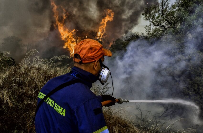  Λιποθύμησαν δύο πυροσβέστες την ώρα της κατάσβεσης στη Θεσσαλονίκη