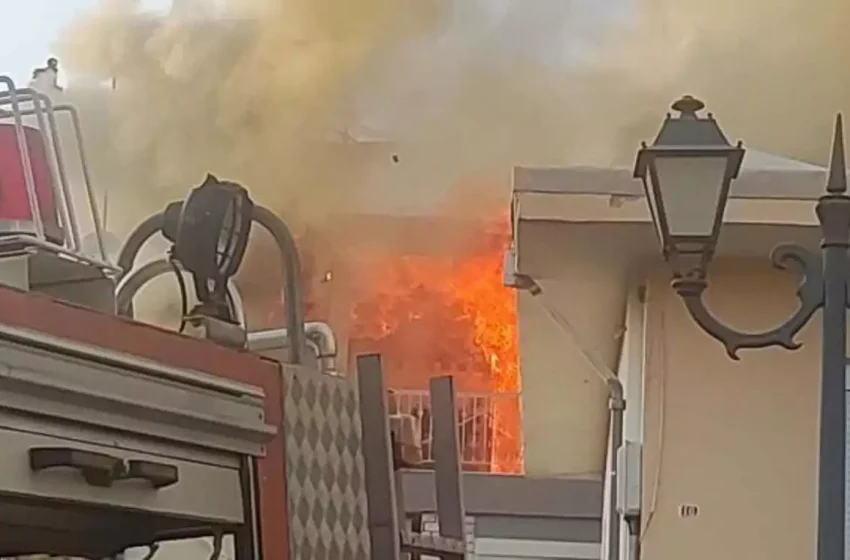  Φωτιά σε σπίτι στην Κοζάνη: Ισχυρές προσπάθειες για να μην επεκταθεί σε άλλες οικίες (vid)