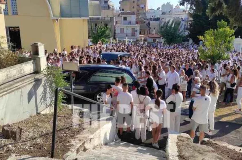 Κηδεία 14χρονης Χριστίνας: Όλοι στα λευκά στο τελευταίο αντίο (εικόνες)