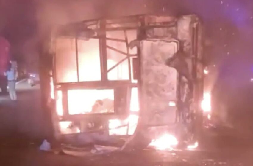 Ινδία: Τουλάχιστον 25 νεκροί και οκτώ τραυματίες από πυρκαγιά σε λεωφορείο (vid)
