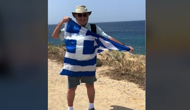  89χρονος ομογενής έρχεται για 1η φορά στην Ελλάδα και γίνεται viral (vid)