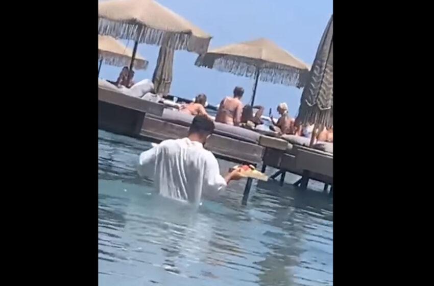  Ρόδος: Σερβιτόρος σε beach bar ”κολυμπάει” κρατώντας δίσκο για να σερβίρει τους πελάτες – Παρέμβαση Γεωργιάδη