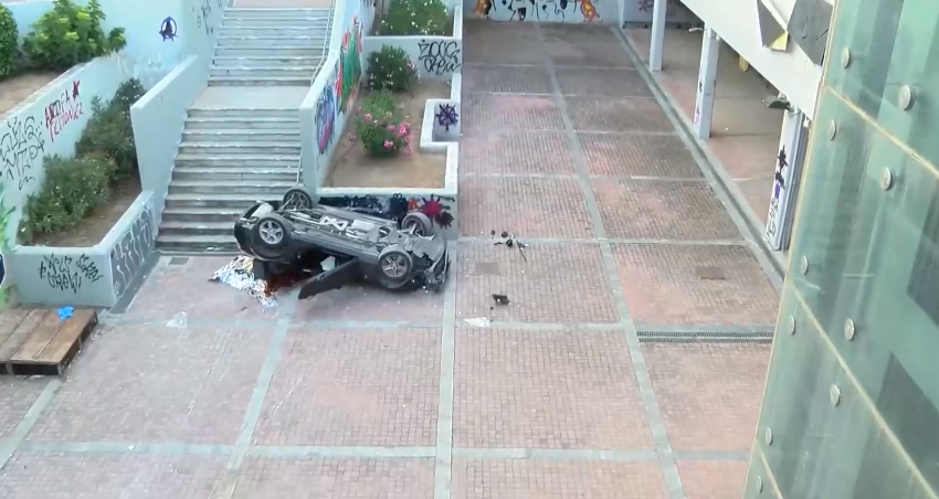  Τροχαίο σοκ στο Νέο Ηράκλειο – Αυτοκίνητο έπεσε στον σταθμό του ΗΣΑΠ – Νεκρός ο οδηγός