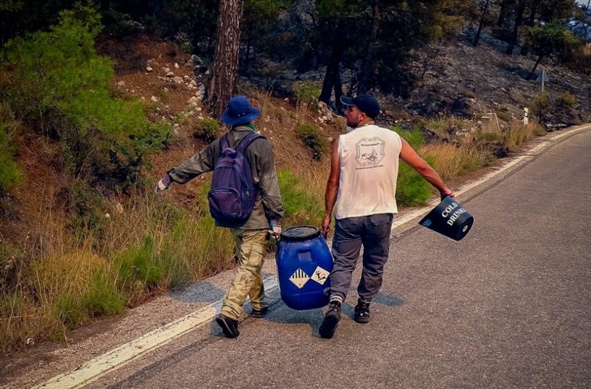  Ρόδος: Με κουβάδες, μπιτόνια και βαρέλια για να σβήσουν τη φωτιά οι εθελοντές