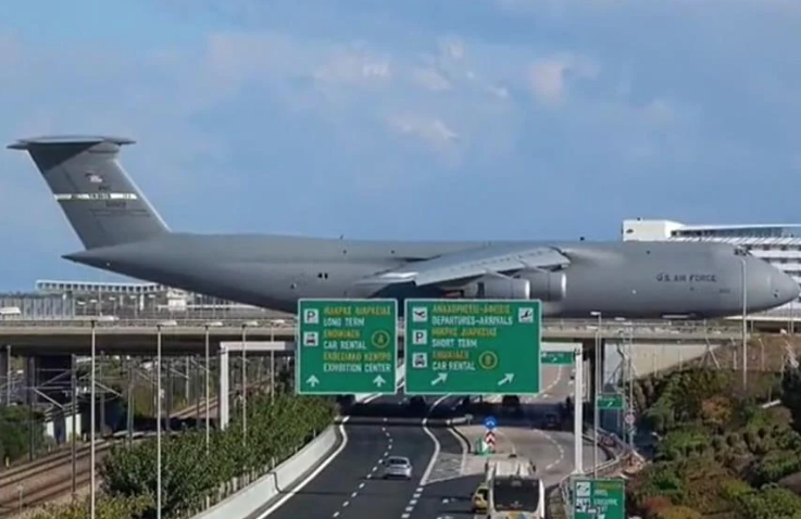  Θηριώδες αμερικανικό μεταγωγικό περνά πάνω από τη γέφυρα της Αττικής Οδού (vid)