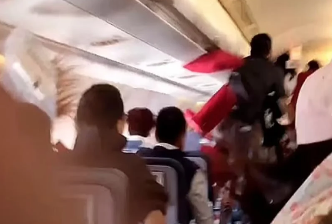  Τρόμος σε πτήση της Air China: Εκσφενδονίστηκαν στον αέρα επιβάτες και πλήρωμα από αναταράξεις (vid)