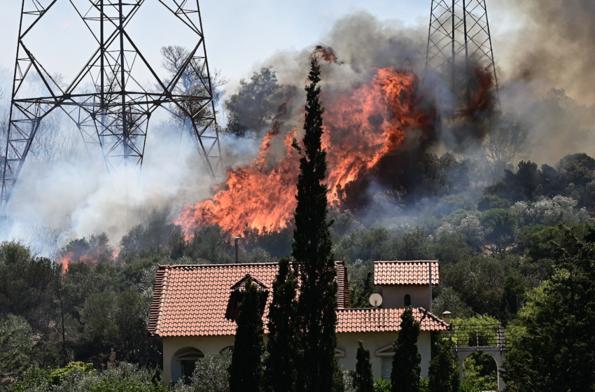  LIVE Όλες οι εξελίξεις για τη μεγάλη φωτιά στην Αττική – Καίγονται σπίτια – Χάος στην Αθηνών Σουνίου (vid-εικόνες)