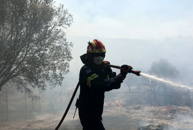  Ανεξέλεγκτα παραμένουν τα τέσσερα μέτωπα της πυρκαγιάς στη Ρόδο