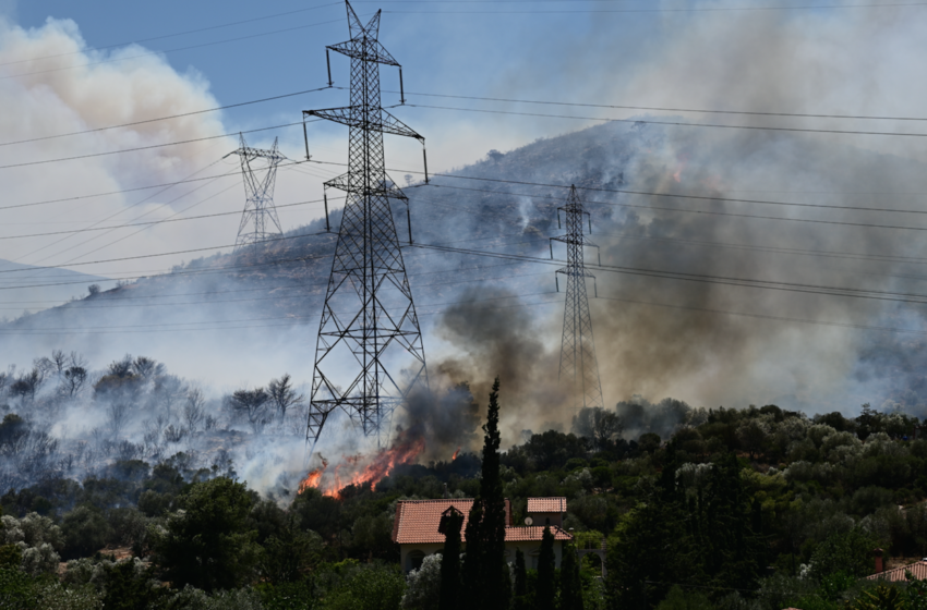  Συνεχείς εκρήξεις στη φωτιά: Βίντεο από τη στιγμή που πυλώνας της ΔΕΗ τυλίγεται στις φλόγες