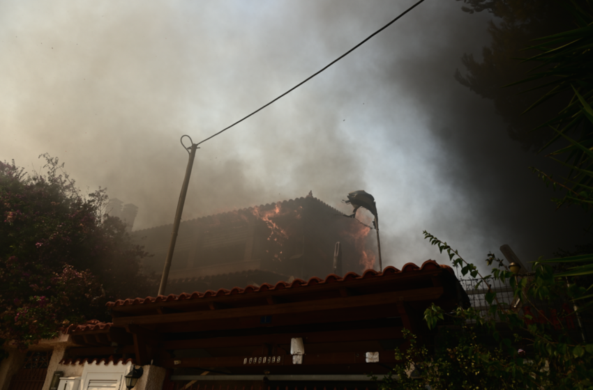  Φωτιά στον Νέο Κουβαρά: Καίγονται σπίτια στην Ανάβυσσο