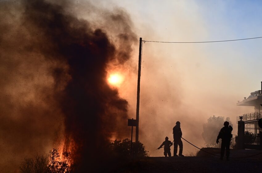  Ανεξέλεγκτη η φωτιά στα Δερβενοχώρια κινείται προς τη Μαγούλα – Πάνω από 15 χιλιόμετρα το μέτωπο
