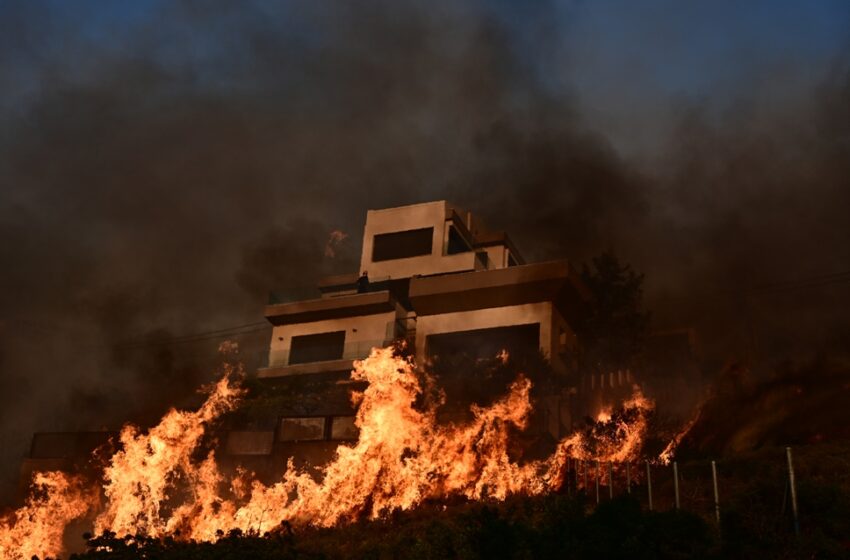  Φωτιές: Αναζωπύρωση στο Λουτράκι, μικρές εστίες στην Σαρωνίδα – Δεκάδες καμένα σπίτια