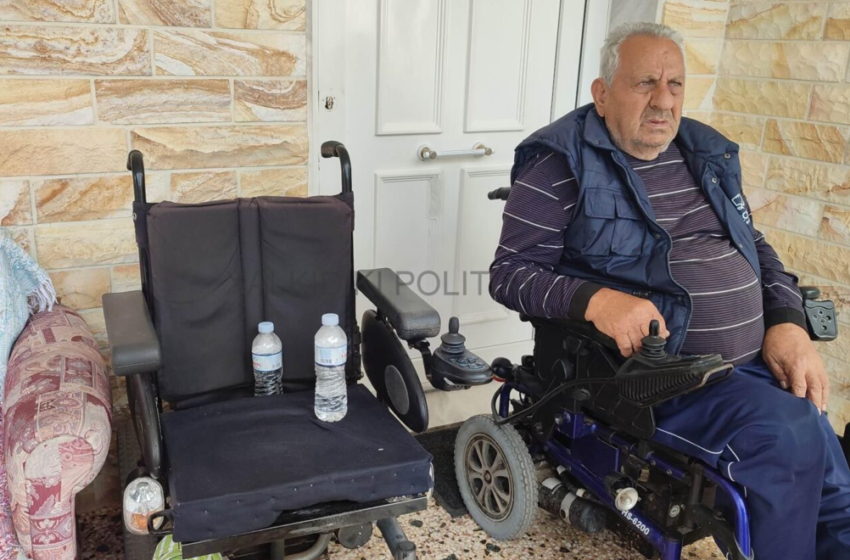  Αστυνομία και μπράβοι των fund πέταξαν πάλι τον 81χρονο ανάπηρο έξω από το σπίτι του – “Χτύπησαν την κόρη μου, έσπασαν το καρότσι” – Συμπαράσταση από γείτονες και αλληλέγγυους