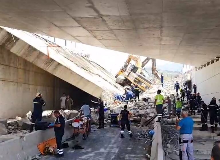  Κατάρρευση γέφυρας στην Πάτρα: Ένας νεκρός και 12 τραυματίες, σε κρίσιμη κατάσταση οι 4 εξ αυτών –  Συνελήφθησαν τέσσερα άτομα – Συνεχίζονται οι έρευνες για επιζώντες (vid)
