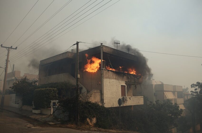  LIVE/Κουβαράς, Σαρωνίδα, Λαγονήσι: Εικόνες καταστροφής, κάηκαν σπίτια – Αναζωπύρωση του μετώπου στη Σαρωνίδα