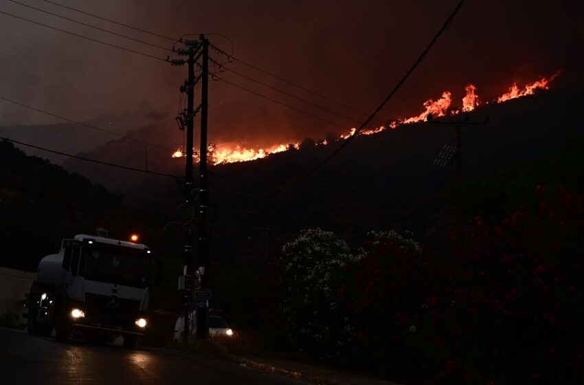  Πύρινη κόλαση σε Σαρωνίδα, Λουτράκι, Δερβενοχώρια – Σπίτια παραδόθηκαν στις φλόγες – Φόβοι για τον δρυμό στην Πάρνηθα