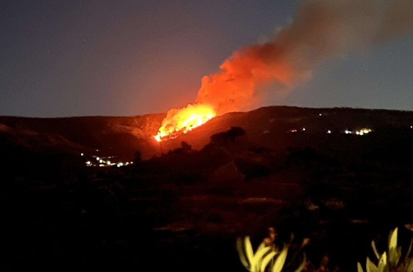  Ολονύχτια μάχη με τις φλόγες στη Χίο – Εκκενώθηκαν χωριά – Πώς έγινε το τροχαίο ατύχημα από το οποίο ξεκίνησε η φωτιά