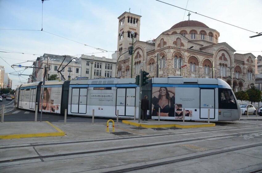  Ταξί συγκρούστηκε με τραμ στον Πειραιά