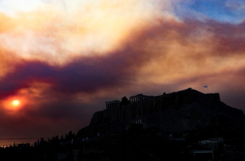  Χάθηκε ο αττικός ουρανός – Ο καπνός από τη φωτιά στην Πάρνηθα σκεπάζει την Αθήνα (vid, εικονες)