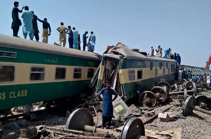  Πακιστάν: Τουλάχιστον 15 νεκροί και 50 τραυματίες από τον εκτροχιασμό επιβατικού τρένου (vid)