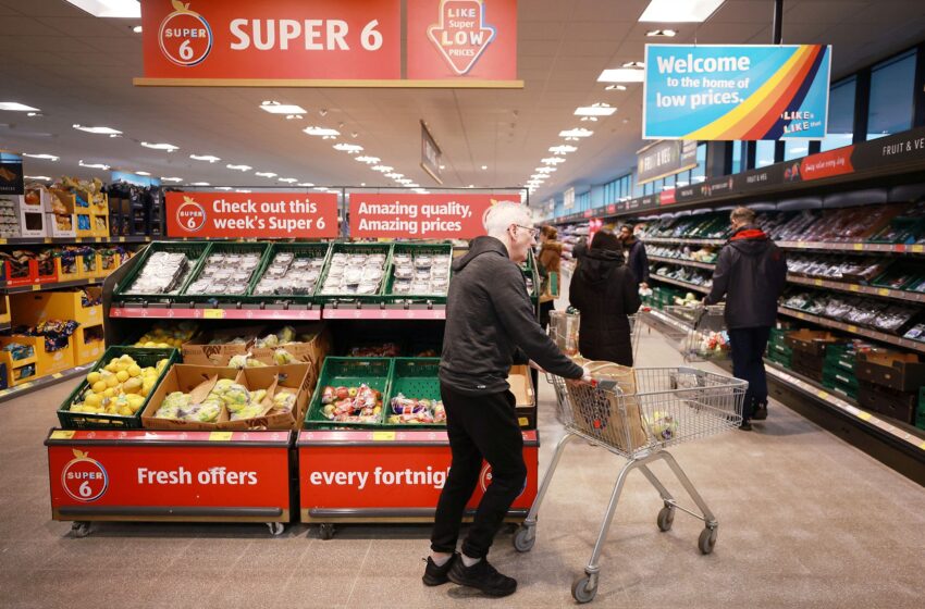  Μεγάλη Βρετανία: Ο πληθωρισμός υποχωρεί, όμως οι τιμές των τροφίμων αυξάνονται – ”Στριμωγμένοι” οι καταναλωτές