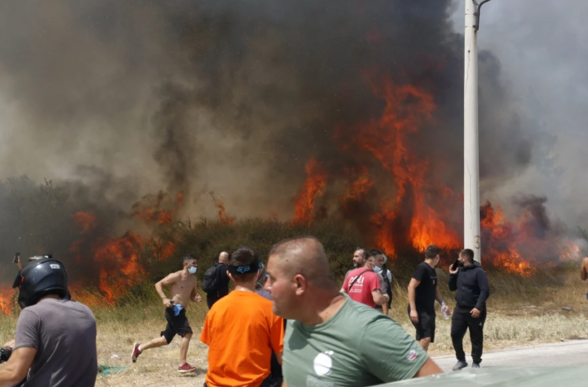  Εκκενώνεται το Καζίνο της Πάρνηθας – Πολύ κοντά οι φλόγες