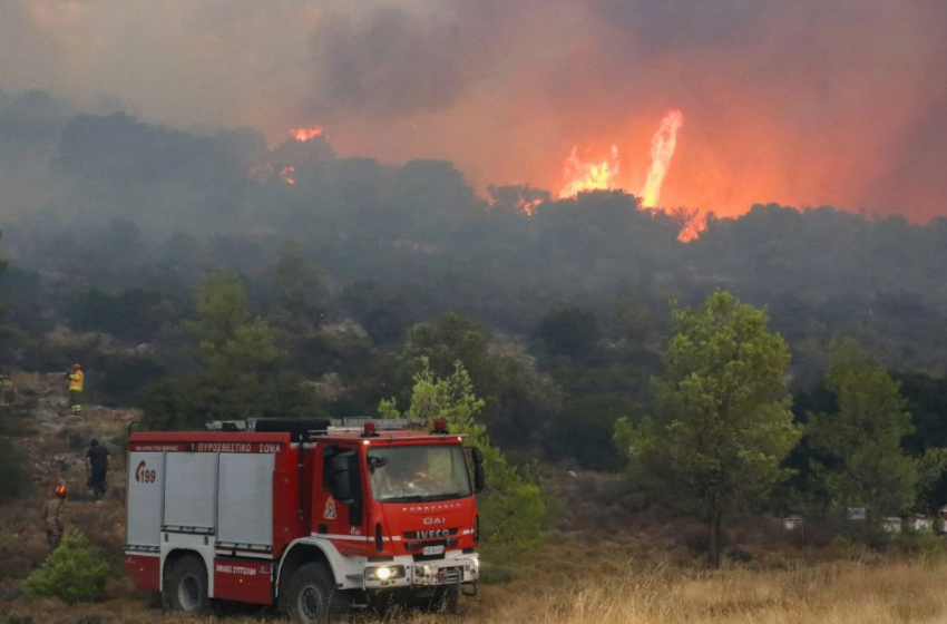  Αγία Παρασκευή: Κινδυνεύει το μοναστήρι- Οι φλόγες πλησιάζουν απειλητικά