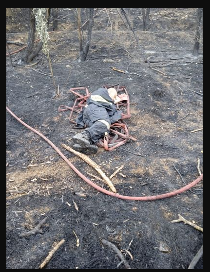  Συγκλονιστική φωτογραφία: “Αυτή είναι η δική μου ξαπλώστρα”- Πυροσβέστης κοιμάται στο έδαφος μετά από ολονύχτια μάχη με τις φλόγες
