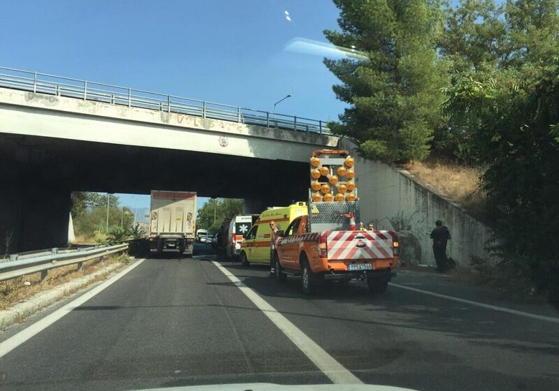  Ασθενοφόρο πήρε φωτιά στο Βελεστίνο – Σώο το πλήρωμα